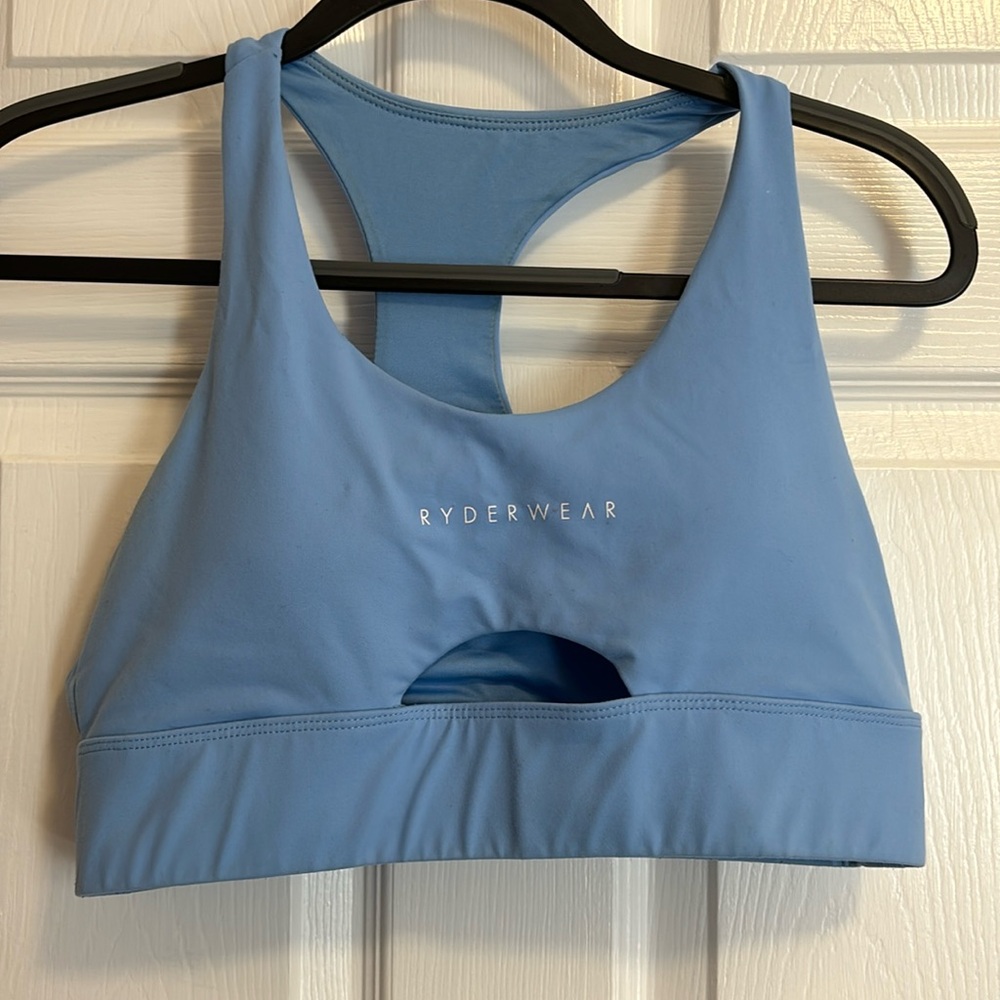 Racerback sports bra cutout